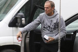 Donald Tusk wraca do domu z apteki