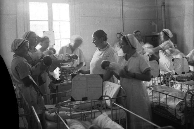 Uczennice Szkoły Położnych podczas mycia i ważenia noworodków, rok 1934