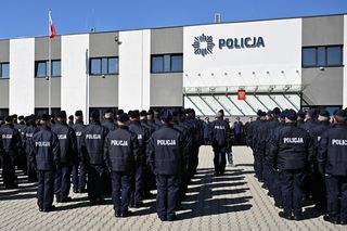 Coraz więcej osób zainteresowanych pracą w mundurówce. Ale wciąż są wakaty