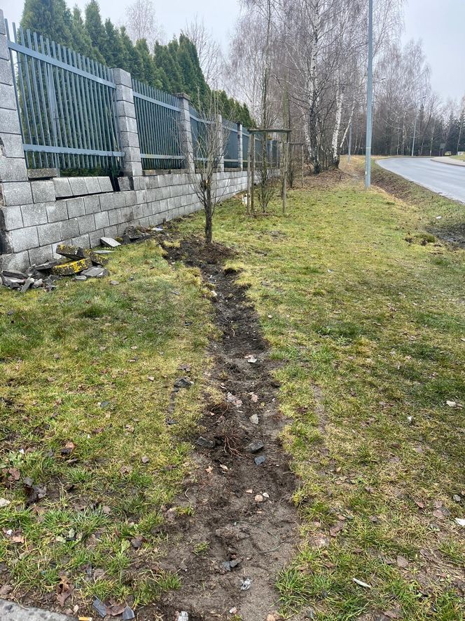 Tragiczny wypadek w Chełmie. Dwóch 18-latków nie żyje. Znicze na miejscu tragedii