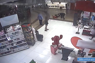 Bójka w galerii handlowej w Lubinie. Szarpał, uderzał i kopał ochroniarza [ZDJĘCIA]