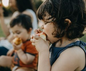 Pilnujesz, aby zabrać z domu picie i przekąski dla dziecka? Ta mama tego nie robi