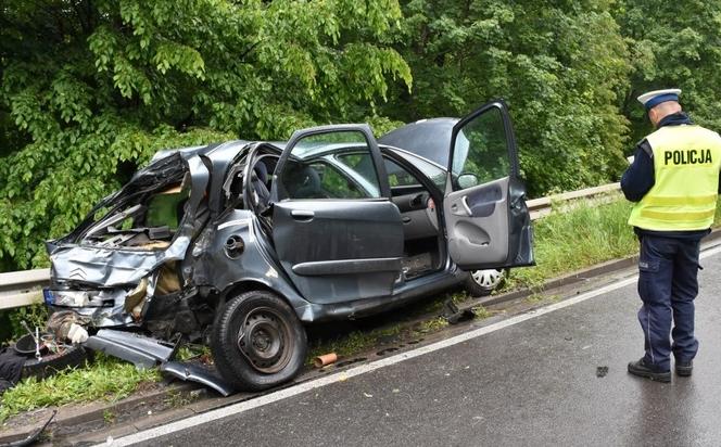 Groźny wypadek na trasie Pisz - Ruciane Nida. Osobówka uderzyła w ciężarówkę [ZDJĘCIA]