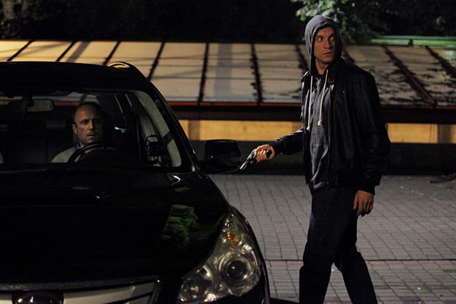 Na krawędzi 2 sezon odc. 9. Protas (Łukasz Simlat), Piotr Tkacz (Michał Czernecki)