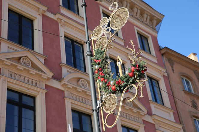 Warszawa rozwiesza świąteczną iluminację