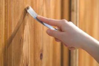 Usuwanie starej farby ze ścian i drewna. Jakie środki do usuwania farb stosować?