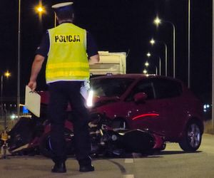 Czołowe zderzenie motocyklisty i osobówki. Ranny mężczyzna w szpitalu