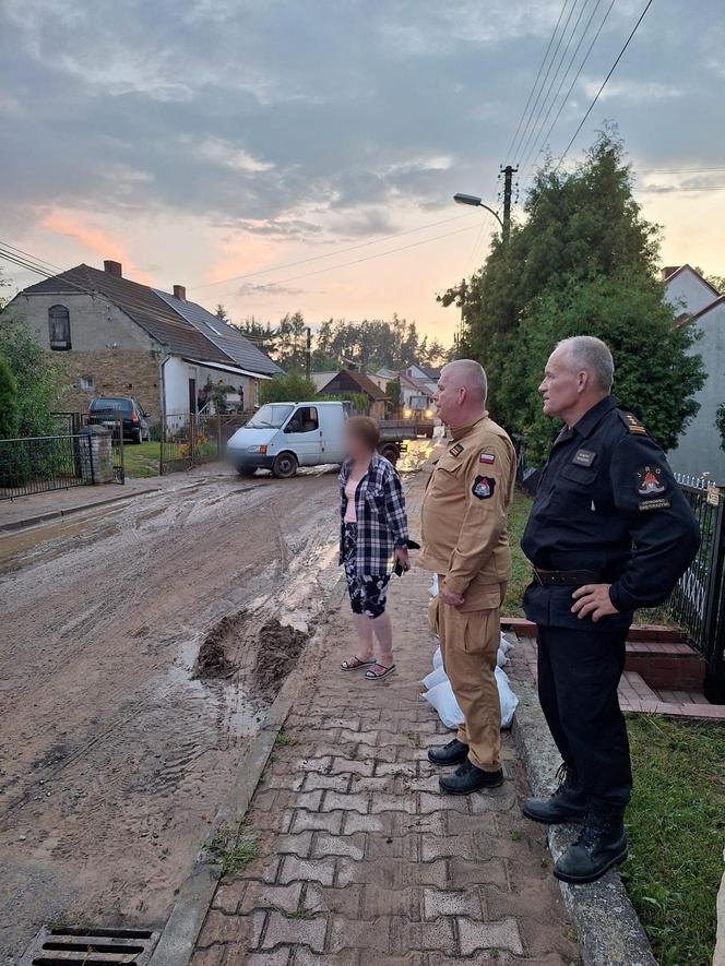 Nawałnice i burze w Świętokrzyskiem. Ponad 200 interwencji strażaków. Droga w Ćmielowie całkowicie zniszczona [ZDJĘCIA].