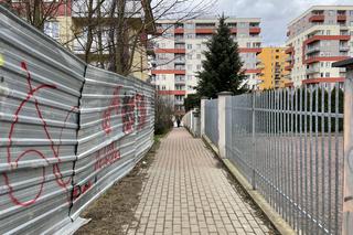 Mieszkańcy nie mogą już korzystać z popularnego skrótu. To teren prywatny dewelopera. „Niech nas pozamykają na osiedlu”