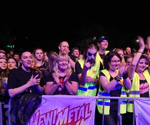 Posadzili drzewa, a następnie dali gorący koncert. Finał akcji zespołu Nocny Kochanek w Skarżysku