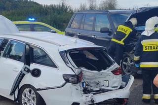 Poważny wypadek pod Dzierżoniowem. Zderzyły się trzy auta, są ranni 