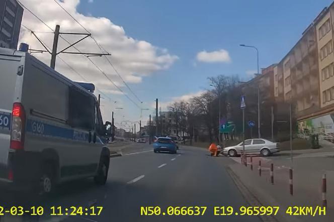 Rowerzysta potrącony w centrum Krakowa! Obok przejechał radiowóz. Zero reakcji