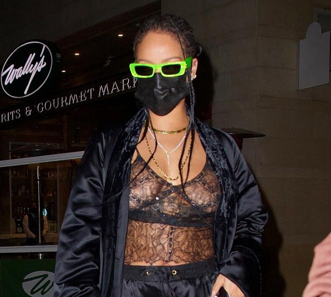 Rihanna pokazała piersi na ulicy!