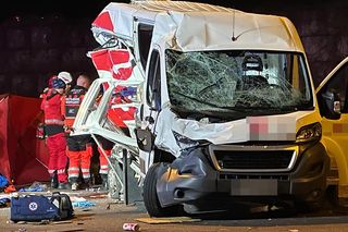 Wypadek na S2. Ciężarówka wjechała w samochód dostawczy kuriera