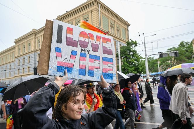 17. Wrocławski Marsz Równości wystartował. Na trasie pojawili się przeciwnicy 