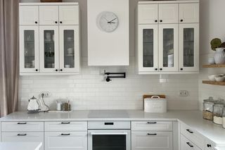 Ten dom w stylu modern farmhouse to marzenie! Jest sielsko, nowocześnie i romantycznie. Zobacz zdjęcia