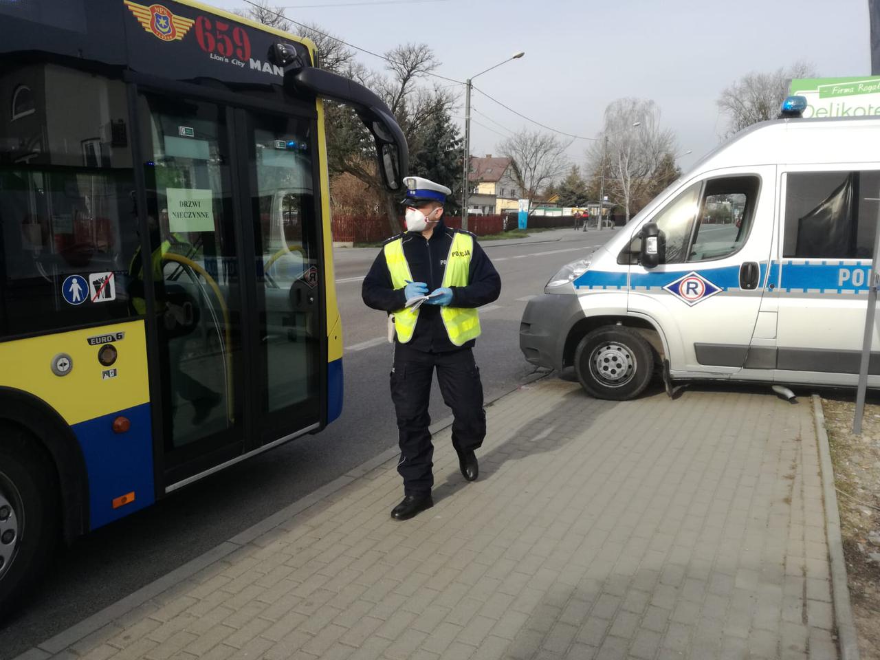 Tarnów: Zatrzymują autobusy i liczą pasażerów. Policja sprawdza ograniczenia w komunikacji