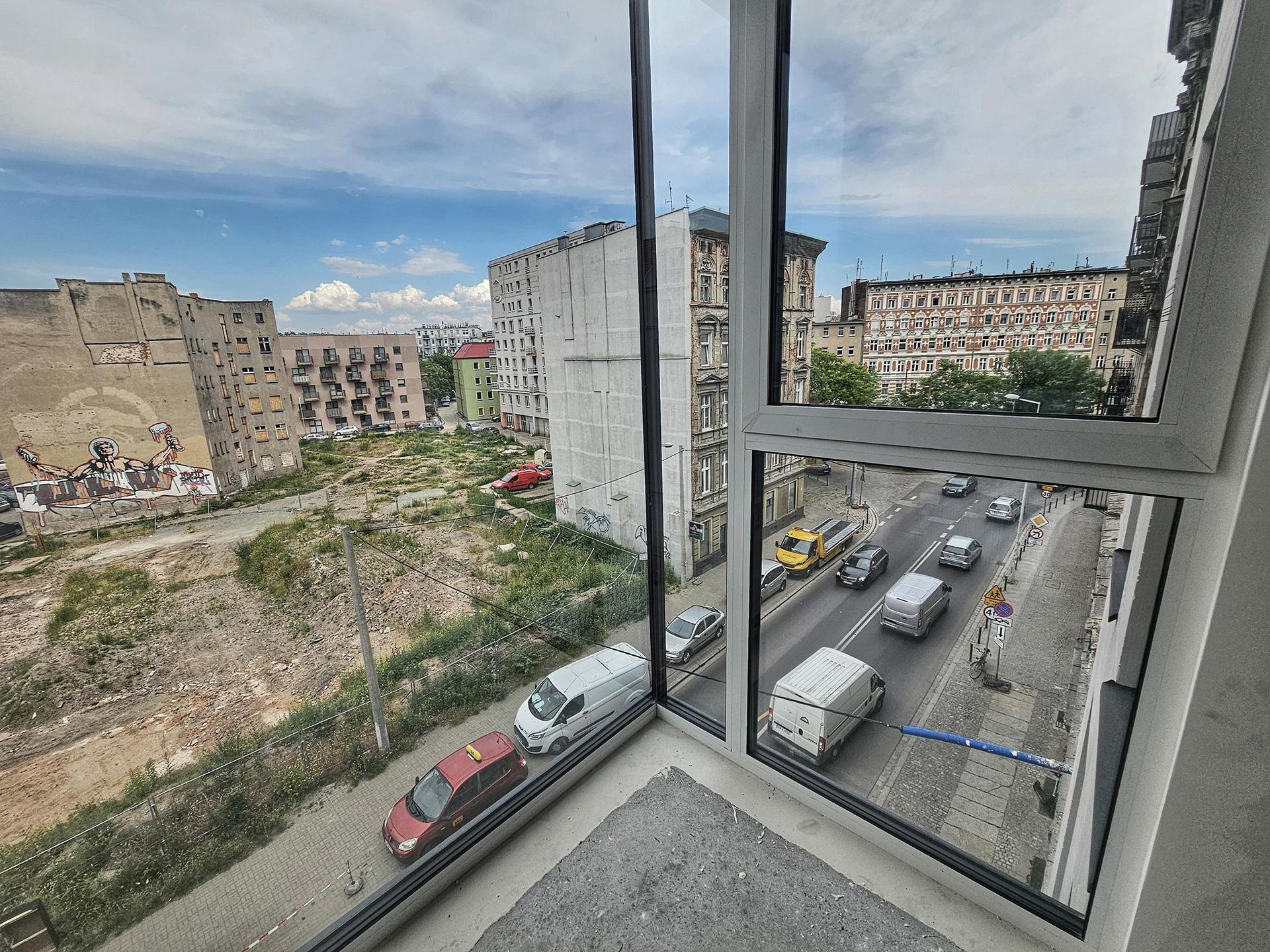 Nowa Kurkowa we Wrocławiu - zdjęcia elewacji i wnętrz budynku w trakcie prac wykończeniowych