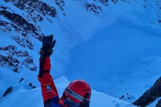 Snowboardzista utknął wysoko w górach. TOPR użył śmigłowca w akcji ratunkowej
