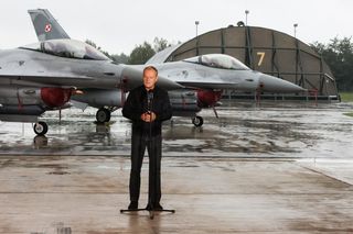 Donald Tusk w bazie lotnictwa w Łasku