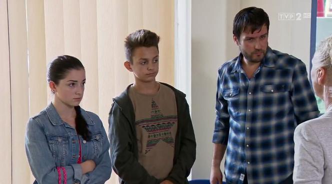 Barwy szczęścia odc. 1991. Luiza (Julia Zielińska), Mirek (Oliwier Kozłowski), Damian Wójcik (Michał Lesień)