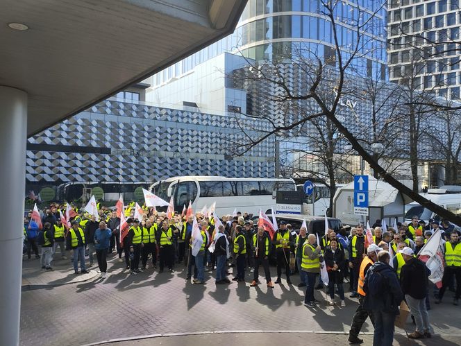 Protest hutników pod Węglokoksem w Katowicach. "Co innego nam mówią, a co innego robią"