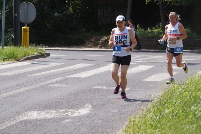 Seniorzy w Bydgoszczy pokazali moc! Blisko setka na starcie pierwszego Biegu Seniora