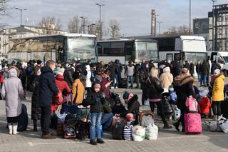 Ukraińcy uciekają przed wojną. Szturm na pociągi i autobusy we Lwowie