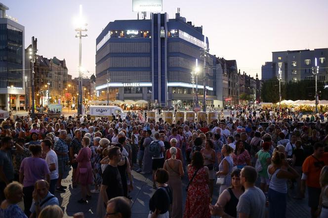 Potańcówka przed Teatrem Śląskim w Katowicach