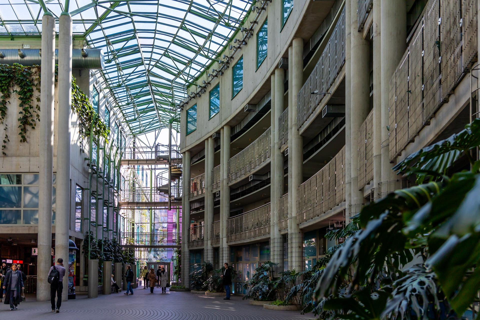 Biblioteka Uniwersytecka w Warszawie - zdjęcia. Zobacz postmodernistyczną ikonę, którą kiedyś uznawano za kicz