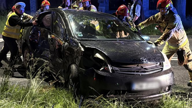 Dramatyczny wypadek we Włochach. Autobus zdzerzył się z osobówką