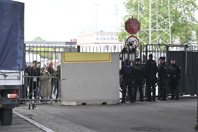 Komornicy na Modlińskiej. Nerwowe starcie przy hali na Białołęce. Ostry konflikt kupców z zarządcą hali