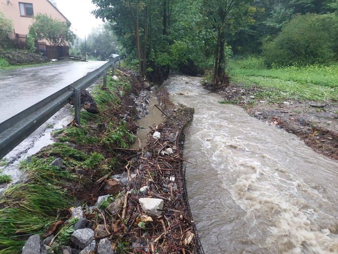 Zalane ulice i posesje. Trudna noc w gminie Goleszów w powiecie cieszyńskim