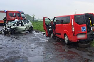 Śmiertelny wypadek pod Legnicą. 49-latka nie żyje. Pięcioro dzieci rannych [ZDJĘCIA]