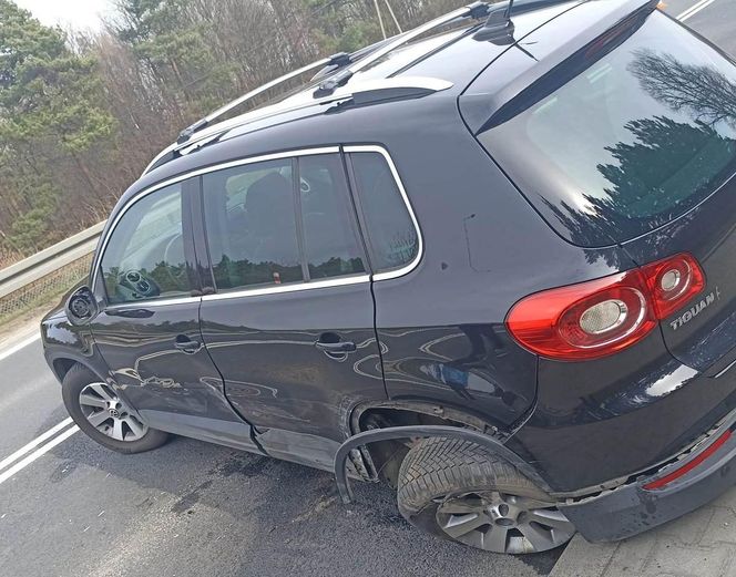 Passat zjechał na sąsiedni pas i uderzył w hondę. Policja wstępnie ustaliła przyczynę dramatu