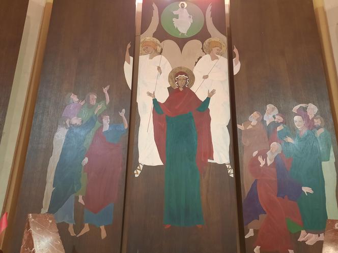Środkowa część tryptyku w prezbiterium kościoła w Sarbinowie, autorstwa Zdzisława Mleczaka. Tu artysta nawiązał do wizerunku Matki Bożej Częstochowskiej