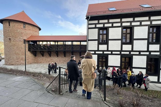 Odrestaurowana baszta i budynek przymurny w Słupsku