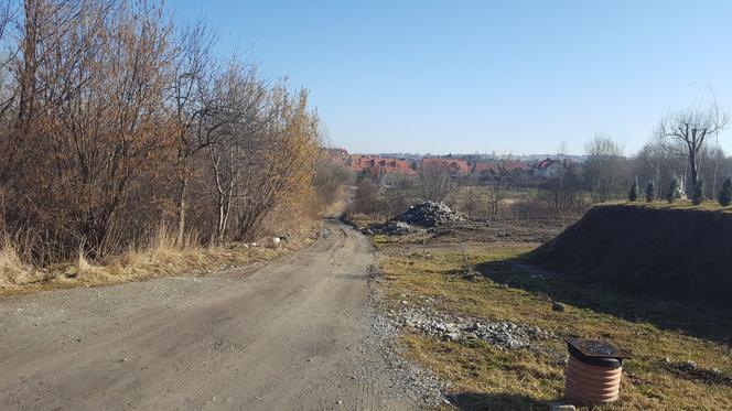 Spacerowa w Rzeszowie - wąską polną dróżką do dużych deweloperskich osiedli