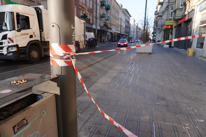 Sypie się tynk z kamienicy przy ulicy Święty Marcin