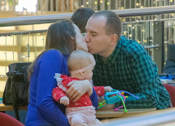 Minister Adam Andruszkiewicz z żoną i córeczką na świątecznych zakupach