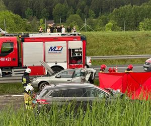 Tragiczny wypadek na S7 w Łącznej. Nie żyje kobieta, dwie osoby ranne