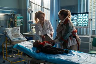 	Na dobre i na złe odc. 913. Gloria (Aleksandra Grabowska), Mojżesz (Rita Shalanyuy), Agata Woźnicka (Emilia Komarnicka-Klynstra)