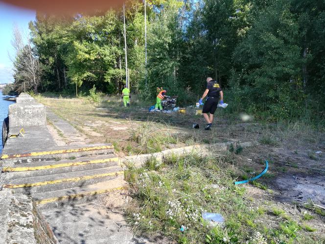 Sprzątanie dawnej plaży Mieleńskiej