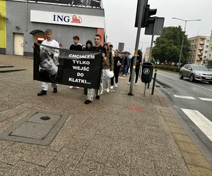 Setki osób upamiętniły Oliwiera. 20-latek zmarł po interwencji policji. Zabili go jak zwierzę