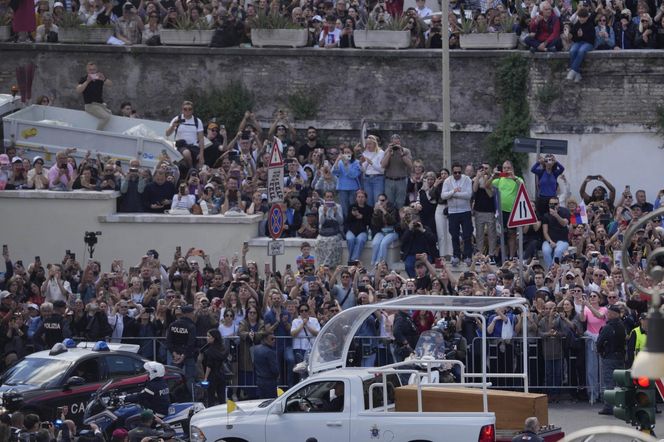 Zaczął się pogrzeb papieża Franciszka. Jedna z największych takich ceremonii w historii
