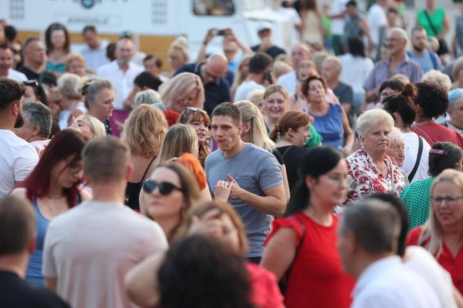 Potańcówka pod Teatrem Śląskim w Katowicach. Tłumy wręcz oszalały ZDJĘCIA