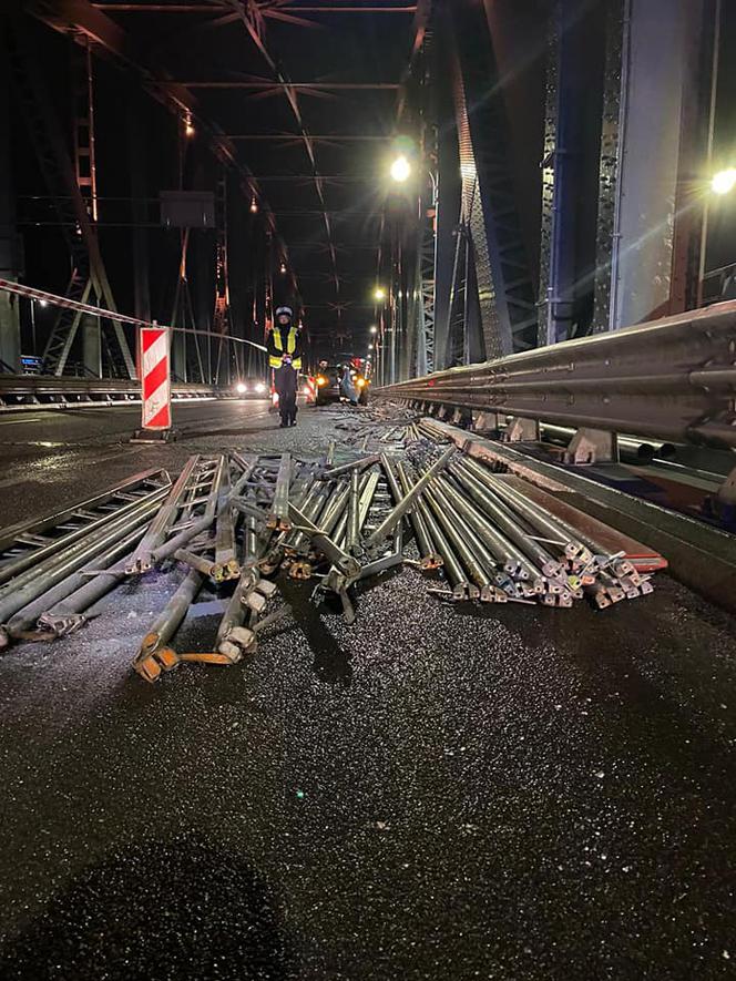 Kuriozalny wypadek na moście w Toruniu. Sprawca wjechał w rusztowanie