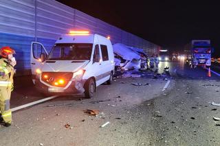 Śmiertelny wypadek na A2 pod Brzezinami. Toyota uderzyła w kampera [ZDJĘCIA].
