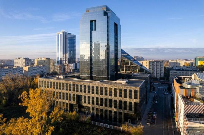Totalna zmiana w centrum Warszawy. Szklany wieżowiec czeka modernizacja. Tak będzie wyglądać