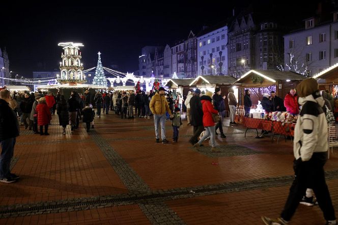 Bytomski rynek świeci się jak choinka. Gwiazda DeLoreana rozświetliła Bytomski Jarmark Świąteczny